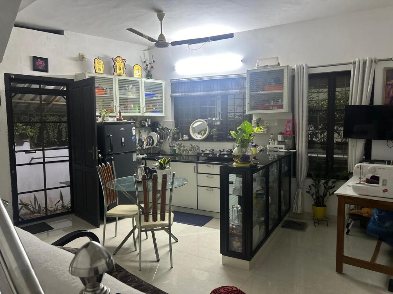Chaithritha Ladies Homestay Thiruvananthapuram Ngoại thất bức ảnh