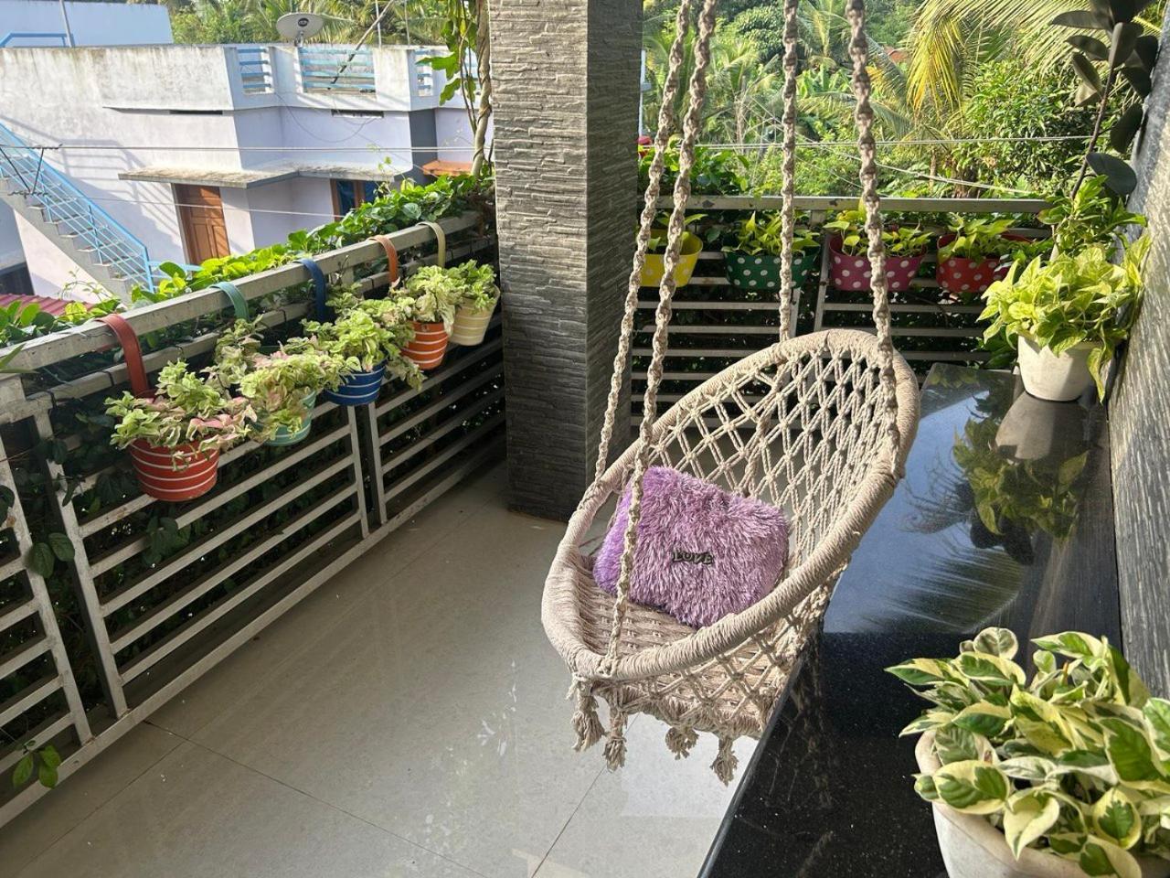 Chaithritha Ladies Homestay Thiruvananthapuram Ngoại thất bức ảnh
